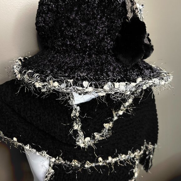 Stand-out black hat, scarf, & gloves - Picture 5 of 9